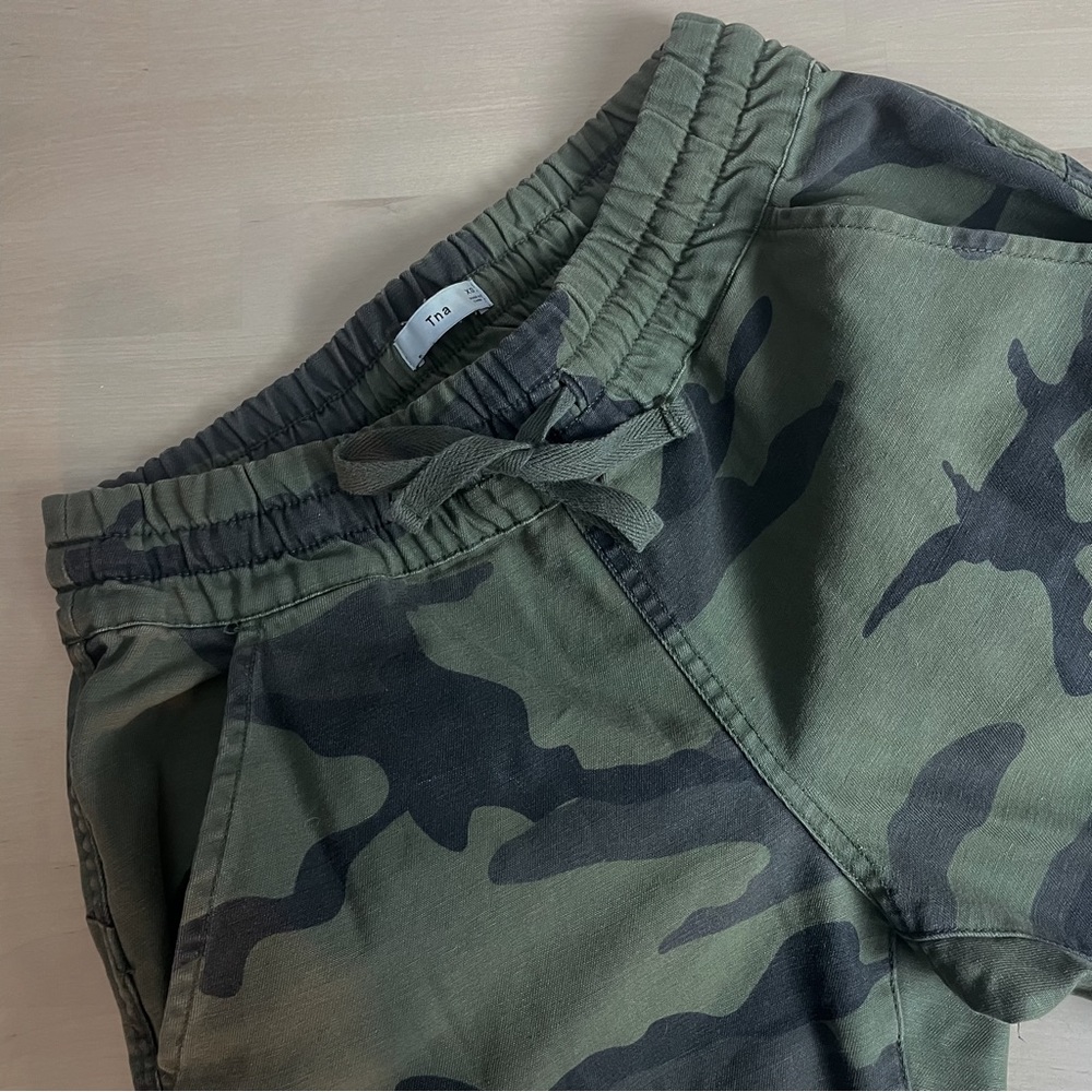 Aritzia TNA Camo Joggers